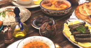 Ramazan Sofralarınızda Olması Gereken Lezzetler! Közlenmiş Kırmızı Biber Çorbası ve Tepsi Kebabı